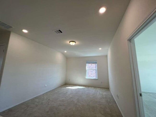 Building Photo - 2013 Ebony Dove St