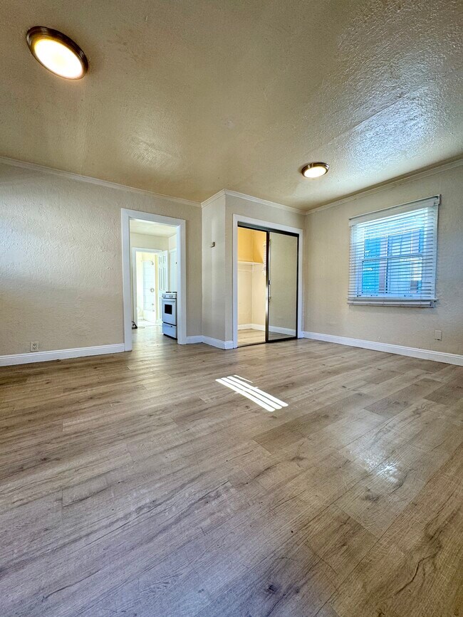 Building Photo - 4216 Woodlawn Ave