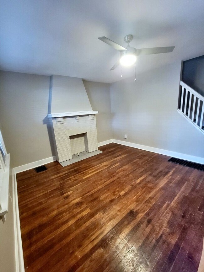 Building Photo - 174 Hallock St