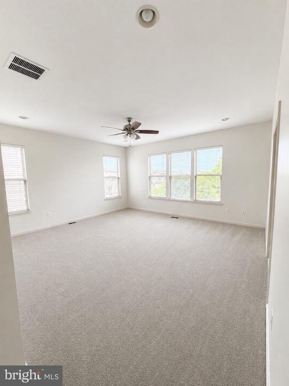 Building Photo - 22806 Breezy Hollow Dr