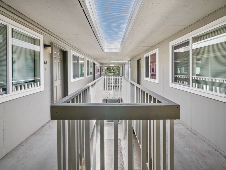 Building Photo - Lakeview South