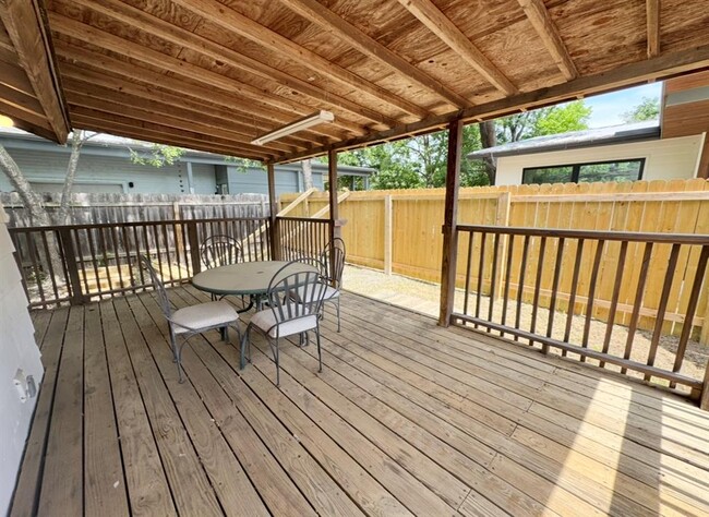 Building Photo - 406 Swanee Dr