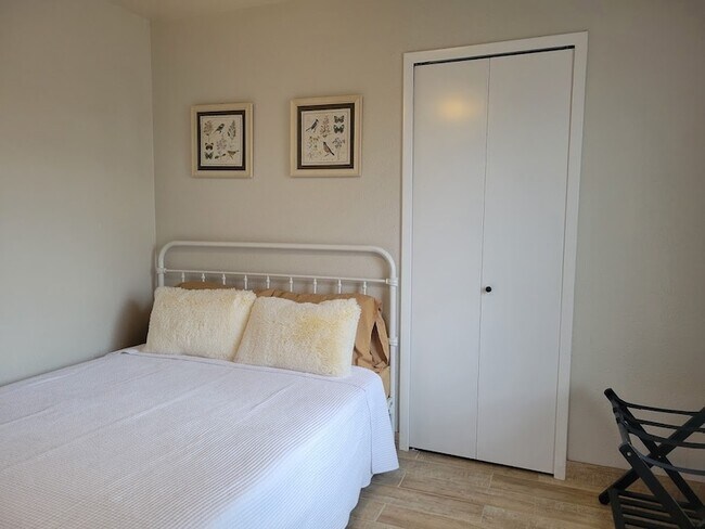 Building Photo - 5526 Excalibur Dr