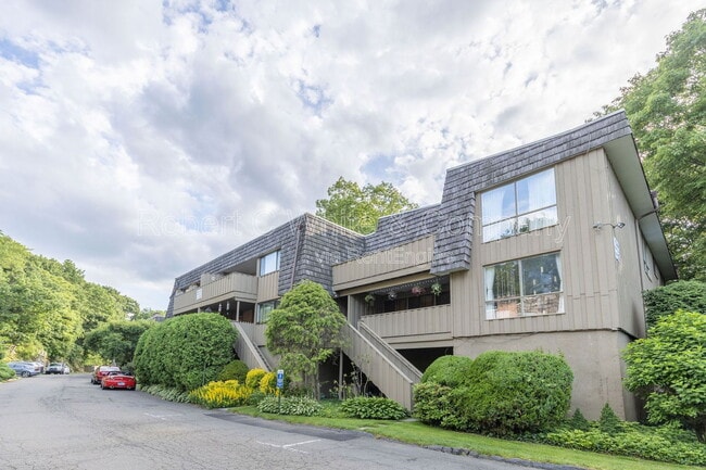 Building Photo - 102 Ledgebrook Dr