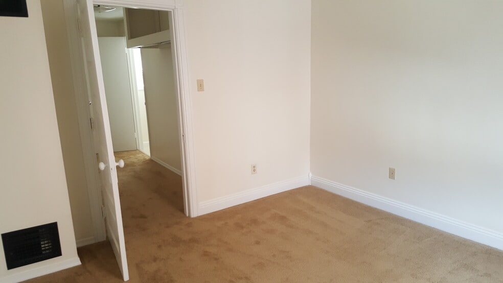 MASTER BEDROOM - 526 Pearl St