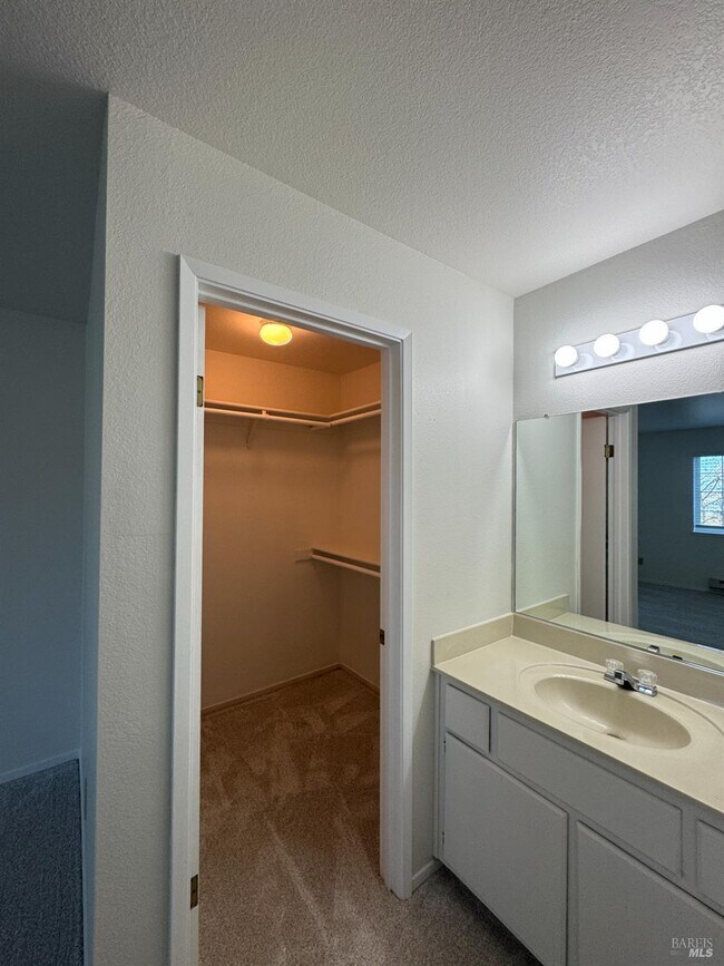 Building Photo - 375 Lighthouse Dr