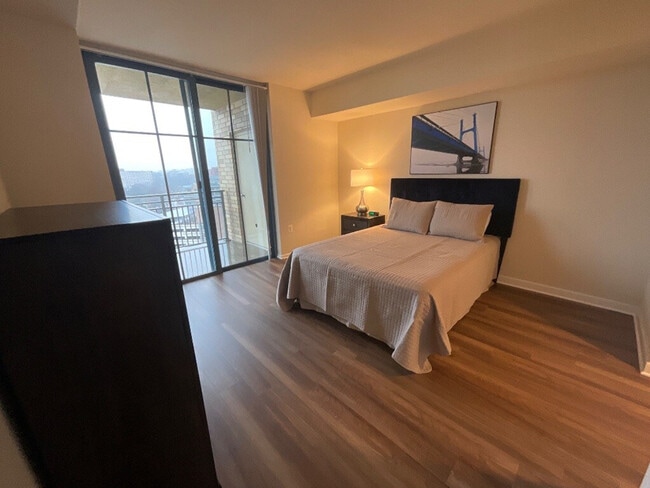 Building Photo - 1321 S Elm St