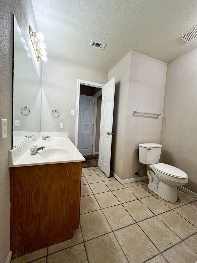 Building Photo - Available NOW  This home is centrally loca...