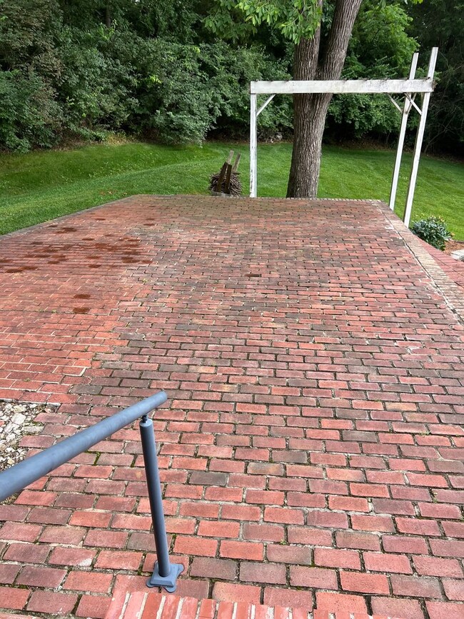 Building Photo - Single Family Home on almost an acre, 4 be...