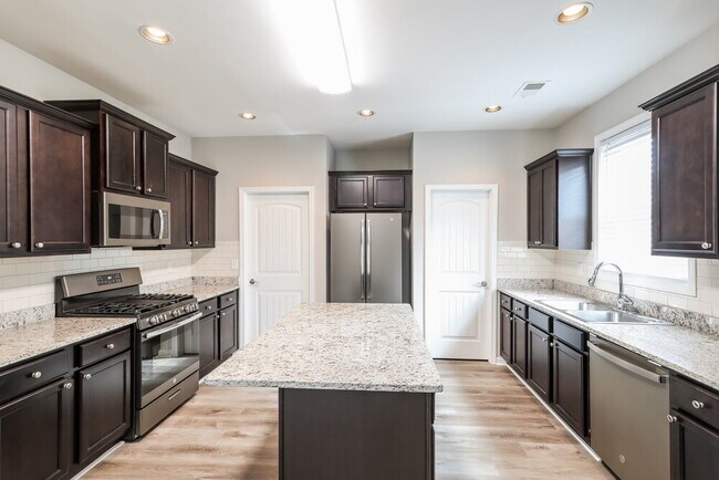 Building Photo - 2427 Oakleaf Cir