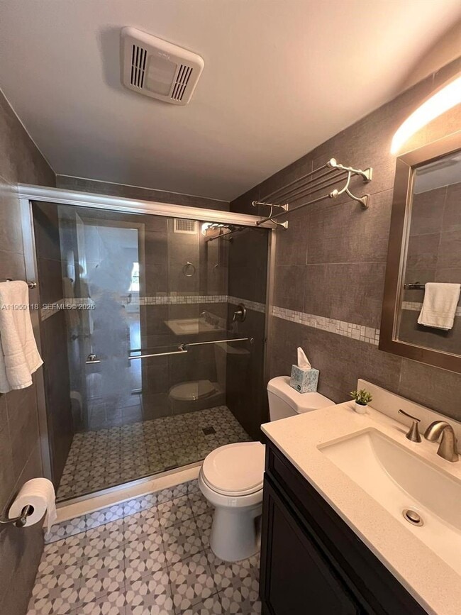 Building Photo - 400 Kings Point Dr