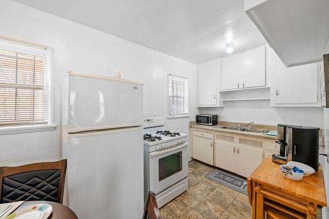 Kitchen - 11053 Venice Blvd