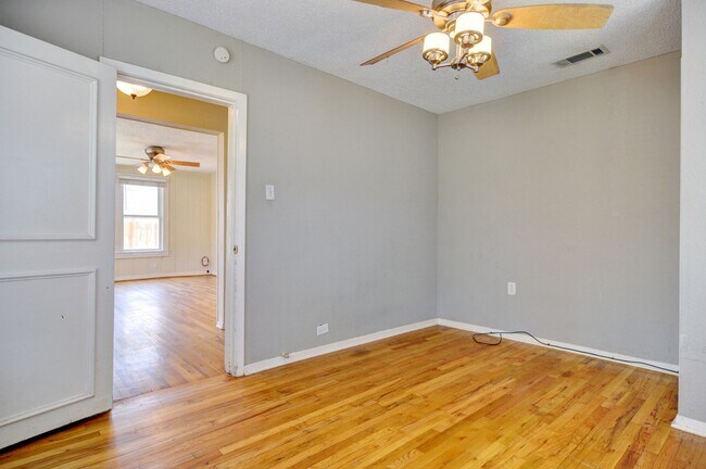 Building Photo - 2 Bedroom Bungalow