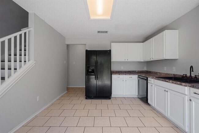 Building Photo - 2412 Byfield Dr