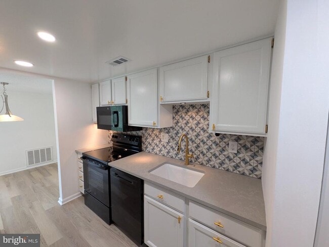 Building Photo - 34 Hermitage Dr