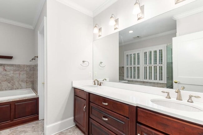 Building Photo - 656 Yorkshire Rd NE