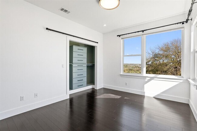 Building Photo - 1303 Azie Morton Rd