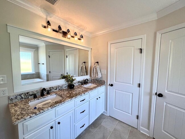 Building Photo - Elegant & Spacious 4-Bedroom Home in Hahira with Gourmet Kitchen, Private Backyard & Luxurious Ow...