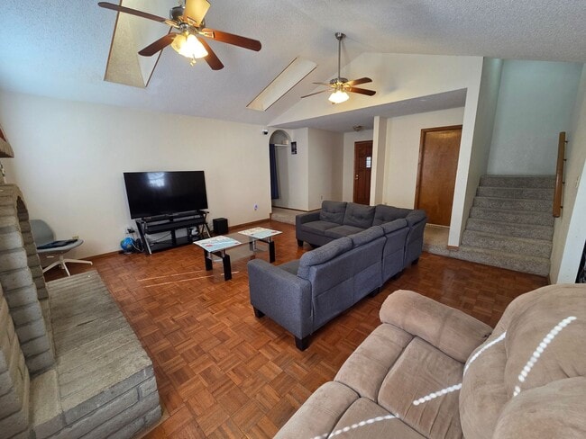 Building Photo - Large 4 Bdrm/3 Bath Home Close to Holloman AFB