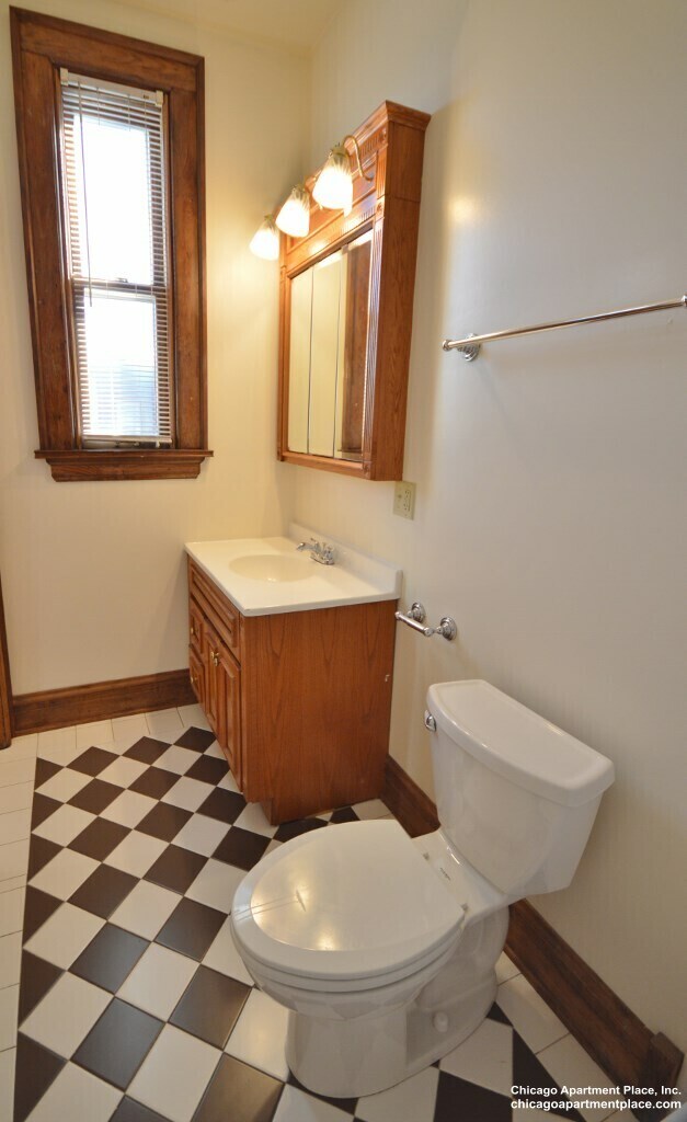 Building Photo - 2214 N Kenmore Ave