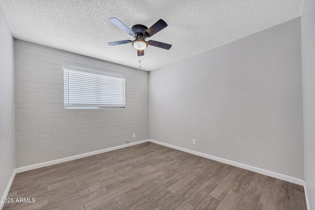 Building Photo - 102 W Holly Ln