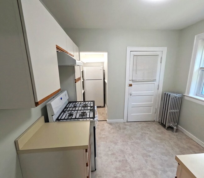 Building Photo - 5548 W Farragut Ave