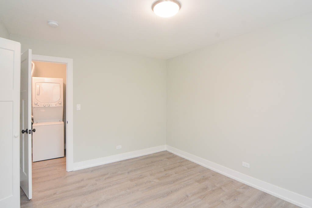 Building Photo - 533 W Surf St