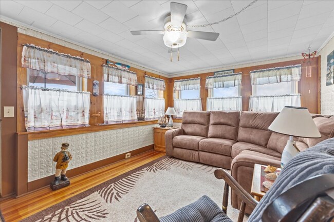 Building Photo - 423 E Alburgh Rd