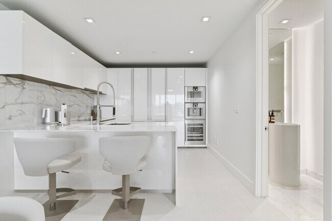 Building Photo - 10203 Collins Ave