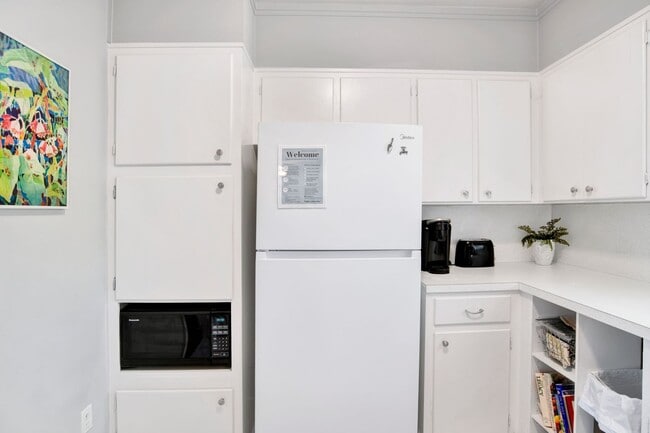 Building Photo - Vintage East Hill Mid-Century Home