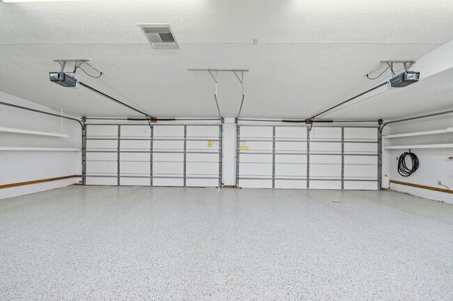 Building Photo - 4 Bedroom Pool Home on the Golf Course