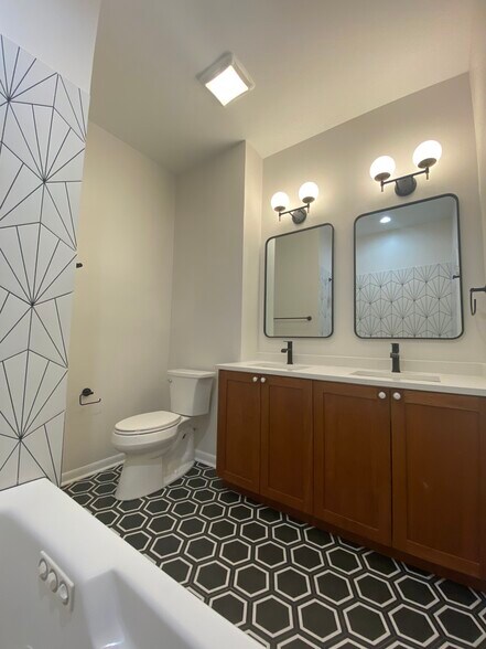 Master Bath - 1928 N Kedzie Ave