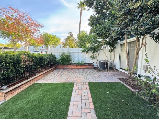 Building Photo - Beautiful 2Bd/2.5Ba Townhome in Rancho Santa Margarita w/2 Car Garage!