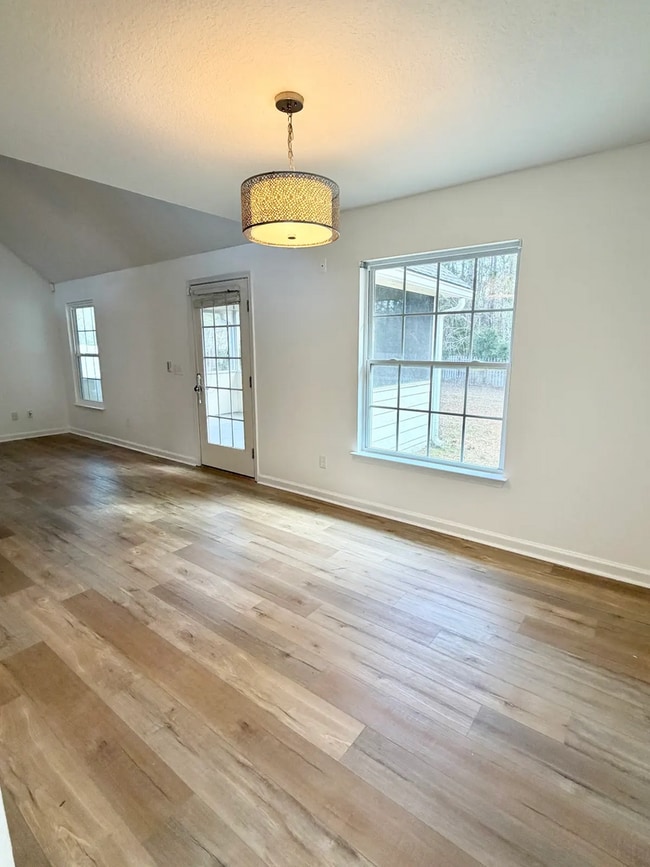 Building Photo - Spacious 5-bedroom, 3-bath home!