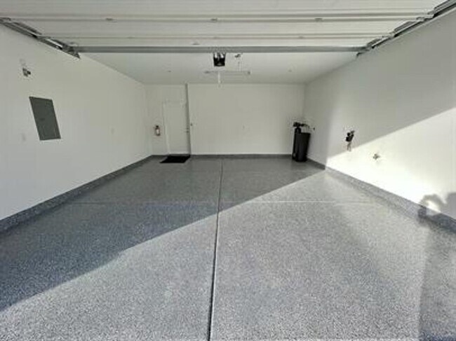 Building Photo - 3 Bedroom 2.5 Bathroom Townhome - Pet Friendly.