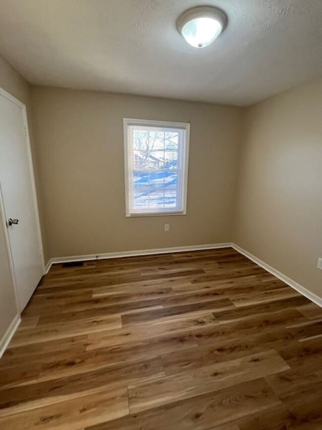 Building Photo - 201 S Glencove Ave