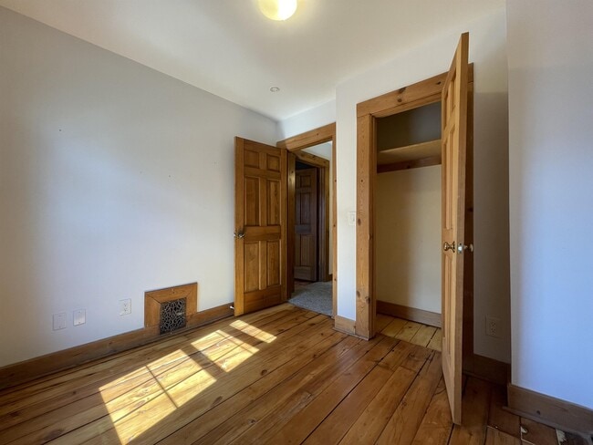 Building Photo - 13 W 33rd St