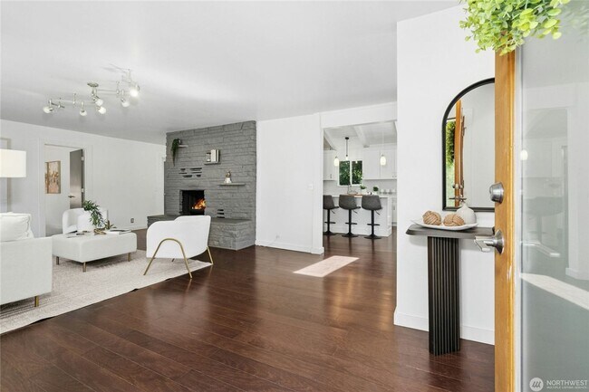 Building Photo - Spacious Richmond Highlands Retreat with Modern Updates & Flexible Living