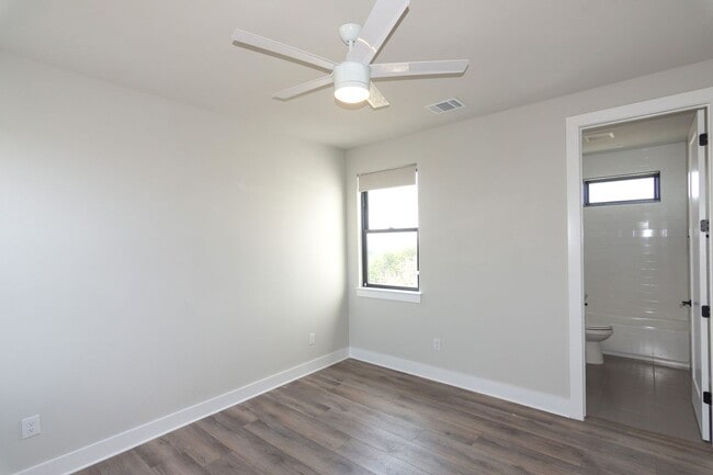 Building Photo - 2802 Lawrence Dr