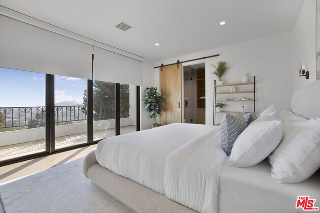 Building Photo - 7212 Mulholland Dr