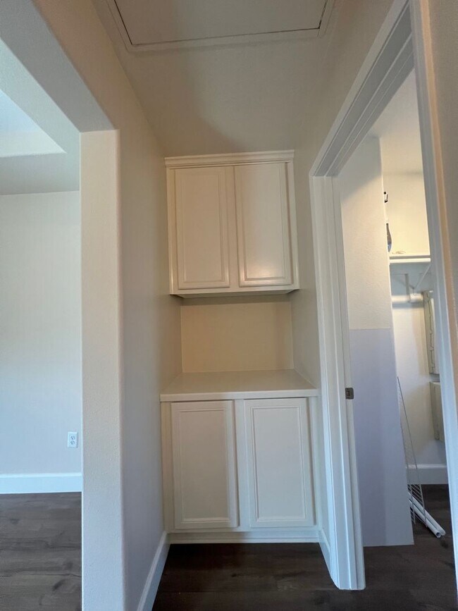 Building Photo - Spacious 1 Bedroom 1 1/2 Bathroom Townhome...