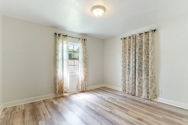 Building Photo - Spacious, Pet Friendly, 2 Bed Home with La...