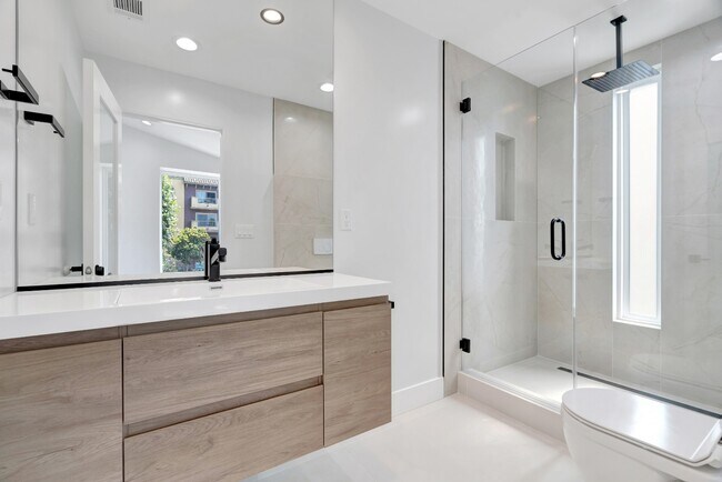 Building Photo - Spacious 3BR NoHo Home w/ Luxury European Finishes