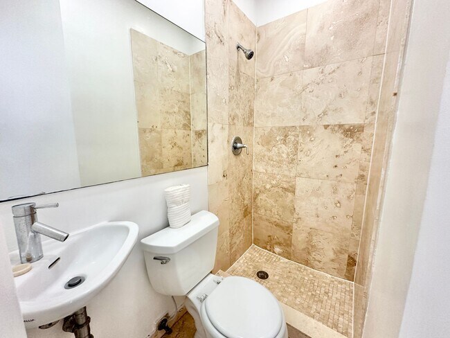 Building Photo - LARGE 1 BEDROOM FULLY FURNISHED IN WATERFR...