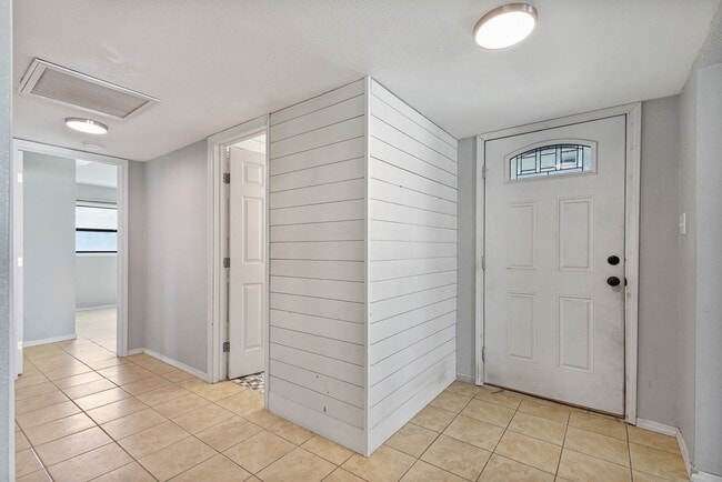 Building Photo - Roomy 3 Bedroom Home with a Fireplace