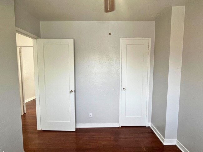 Building Photo - (UNM)  2 bed/1 bath Apartment