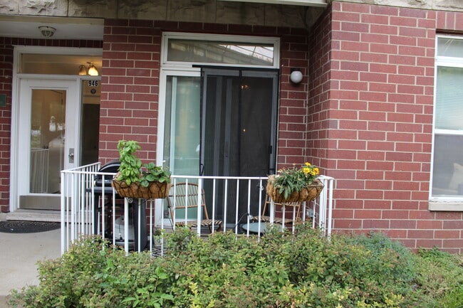 Building Photo - 946 W Fry St