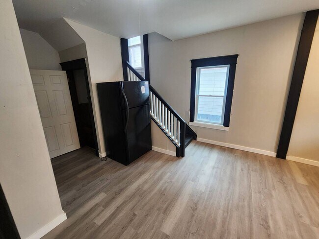 Building Photo - 552 E 120th St