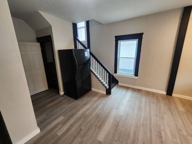 Building Photo - Charming 4-Bedroom Property in Prime Location