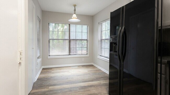 Building Photo - 8336 Trail View Dr